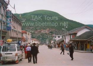 the street at Luhuo countytown