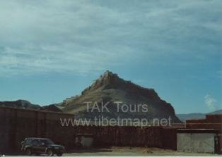 the view of Gyangtse zong at Gyangtse town, which is on the way to Shigatse from Lhasa