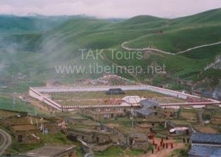 the monastery, located in a valley close to Tagong monastery in Sichuan